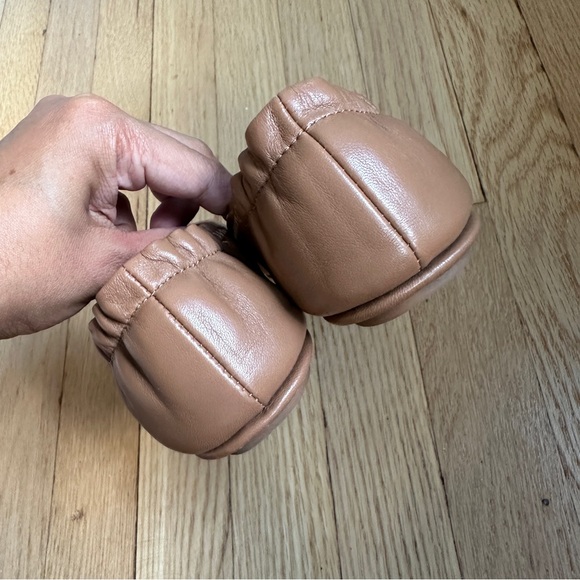 TORY BURCH MINNIE TRAVEL BALLET FLATS WITH METAL LOGO IN ROYAL TAN AND GOLD - Picture 8 of 9